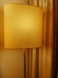 Lampe neben Vorhang im Hotelzimmer