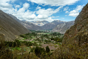 Vista panorámica a detalle frontal de montañas y Valle sagrado de los incas en Urubamba, Cusco. Perú. 