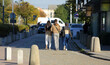 Dwie kobiety, dziewczyny i mężczyzna spacerują deptakiem w mieście.