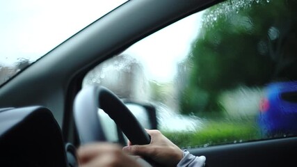 Poster - 雨の日に運転する女性の手元