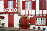 Fototapeta Na drzwi - Maison basque rouge à colombages à La Bastide Clairence