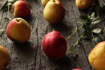 Poster - Fresh ripe pears on wooden board