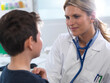 © Andrew Brookes/Westend61 - Female doctor listening to a boys heart beat using a stethoscope during a health check in a clinic