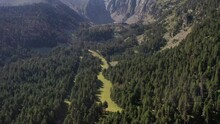 Survol D'un Cirque Dans Les Pyrénées-Orientales En France Avec Vue Aérienne Des Chemins De Randonnées Dans La Forêt