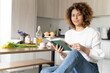 © Francesco Morandini/Westend61 - Woman sitting in kitchen, reading book