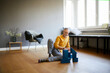 © Jo Kirchherr/Westend61 - Mature man playing with building blocks on the floor at home