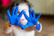 © gemma ferrando & jeremie roman/Westend61 - Little girl's blue painted hands, close-up