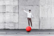 © Uwe Umst√§tter/Westend61 - Man balancing on fitness ball against wall