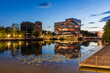 © Werner Dieterich/Westend61 - Germany, Baden-Wurttemberg, Heilbronn, Experimenta science center reflecting in river Neckar at dusk