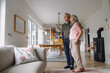 © Gustafsson/Westend61 - Senior couple standing in living room at home