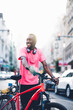 © Oscar Carrascosa Martinez/Westend61 - Smiling young man with e bike in the city