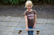 © Jana Fernow/Westend61 - Portrait of smiling girl with skateboard