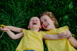 © Oxana Guryanova
Kinder-und Familienfotografie/Westend61 - Two laughing sisters lying on a meadow wearing yellow tops
