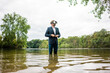 © Joseffson/Westend61 - Businessman standing in a lake wearing VR glasses