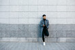 © JOSEP M ROVIROSA/Westend61 - Young man with mobile phone leaning against wall waiting
