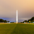 © Alex Holland/Westend61 - USA, Washington DC, Cloudy sky over lawn in front of Washington Monument at dusk