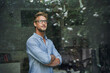 © philipp nemenz/Westend61 - Casual young businessman behind windowpane in office