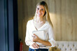 © Lifestock/Westend61 - Portrait of smiling businesswoman holding tablet