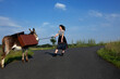 © Petra Stockhausen/Westend61 - Young woman on country road with donkey carrying baggage