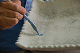 Proceso de talavera pintado a mano