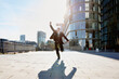 © Rainer Holz/Westend61 - Businessman running in the city, raising hand, celebrating his success