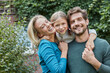 © Roger Richter/Westend61 - Portrait of happy family in garden of their home