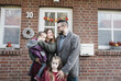© Katharina Mikhrin/Westend61 - Portrait of family in front of their house