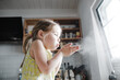 © Katharina Mikhrin/Westend61 - Little girl blowing flour in the air in the kitchen