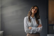 © Kniel Synnatzschke/Westend61 - Portrait of confident young businesswoman