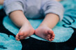 © Alexandra C. Ribeiro/Westend61 - Close-up of baby boy's feet on blanket
