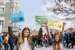 © Stefanie Baum/Westend61 - Girl holding a placard on a demonstration for environmentalism