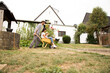 © Michelle Fraikin/Westend61 - Playful man pushing wife and son sitting in wheelbarrow in garden