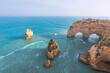 © Michael Malorny/Westend61 - Portugal, Algarve, Lagoa, Praia da Marinha, rocky coastline and heart-shaped rock in the sea