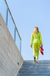 © Javier Sanchez Mingorance/Westend61 - Businesswoman moving on steps against clear sky