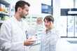 © Pavel Horak/Westend61 - Pharmacist advising customer in pharmacy