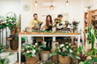 © Manu Reyes
www.vientocuatro.com/Westend61 - Florist team arranging flowers and plant while standing at flower shop