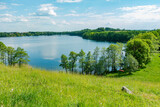 Fototapeta Niebo - hańcza jezioro łąka drzewa las wieś dolina pagórki najgłębsze podlasie podlaskie suwalszczyzna krajobraz