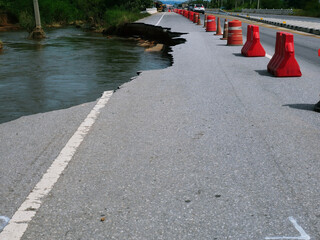 Natural flood disasters have damaged road surfaces and damaged road surfaces. cause traffic congestion