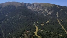 Survol D'un Cirque Dans Les Pyrénées-Orientales En France Avec Vue Aérienne Des Chemins De Randonnées Dans La Forêt