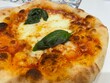 Dettaglio pizza con basilico