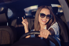 Photo Portrait Smiling Woman Wearing Sunglass Enjoying Music Driving Car In Summer