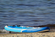Ein aufblasbaren Paddle Board für Stand-Up-Paddling oder Stehpaddeln am Strand liegend.