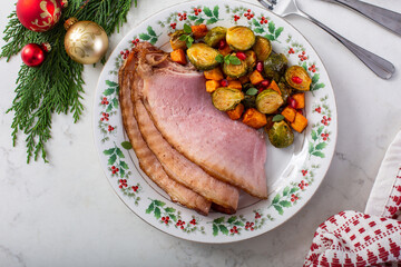 Wall Mural - Christmas spiral ham with vegetables on the side