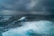 Wellen auf der Reise mit dem Schiff zum Nordkap, Norwegen. Sturm auf dem Atlantik mit Schaumkronen auf den Wellen und Gischt auf dem Schiff. dunkle Wolken werden vom Wind über das Meer gejagt. Ozean