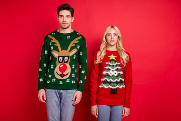 Poster - Photo of nice x-mas couple boyfriend girlfriend wear ugly ornament sweater isolated red color background