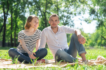 Poster - Couple on a picnic in the park