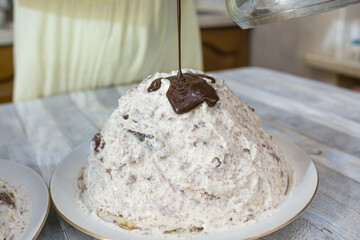 A step-by-step process for making a sour cream chocolate cake. T