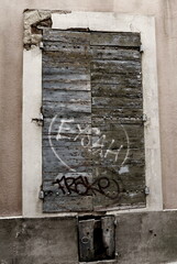 Sticker - Porte en bois avec graffitis.