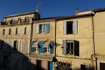 Canvas Print - Maison jaune avec volets bleus.. Sud de la France.