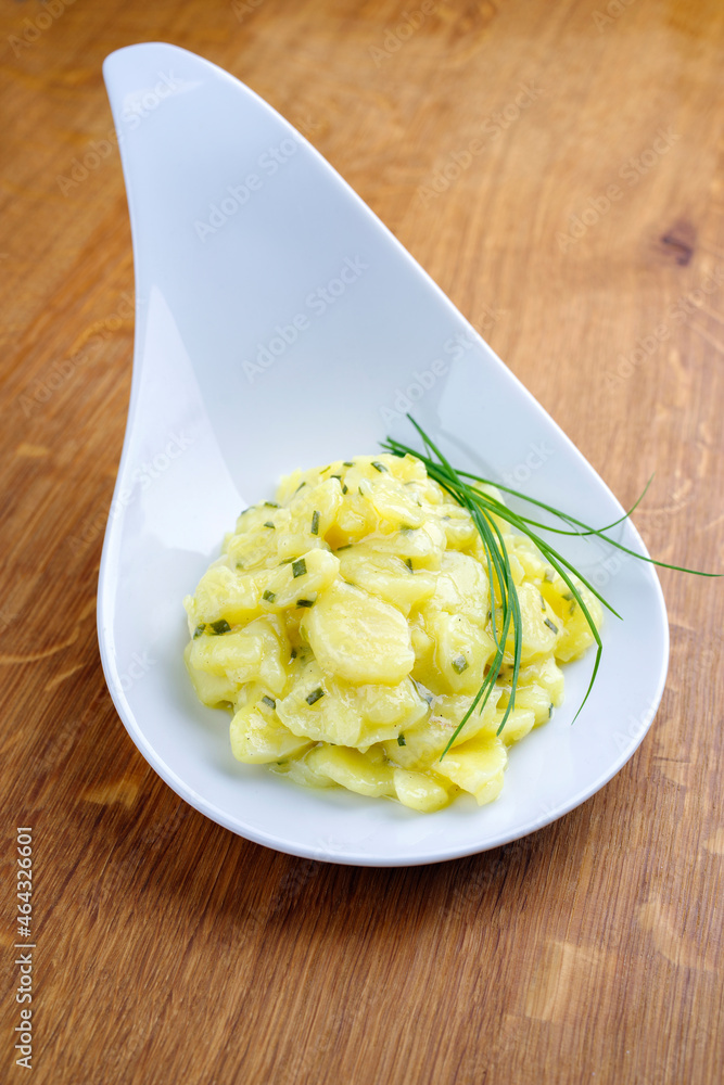 Stock-Foto „Traditioneller deutscher Kartoffelsalat mit Zwiebel und ... Stock-Foto „Traditioneller deutscher Kartoffelsalat mit Zwiebel und ...